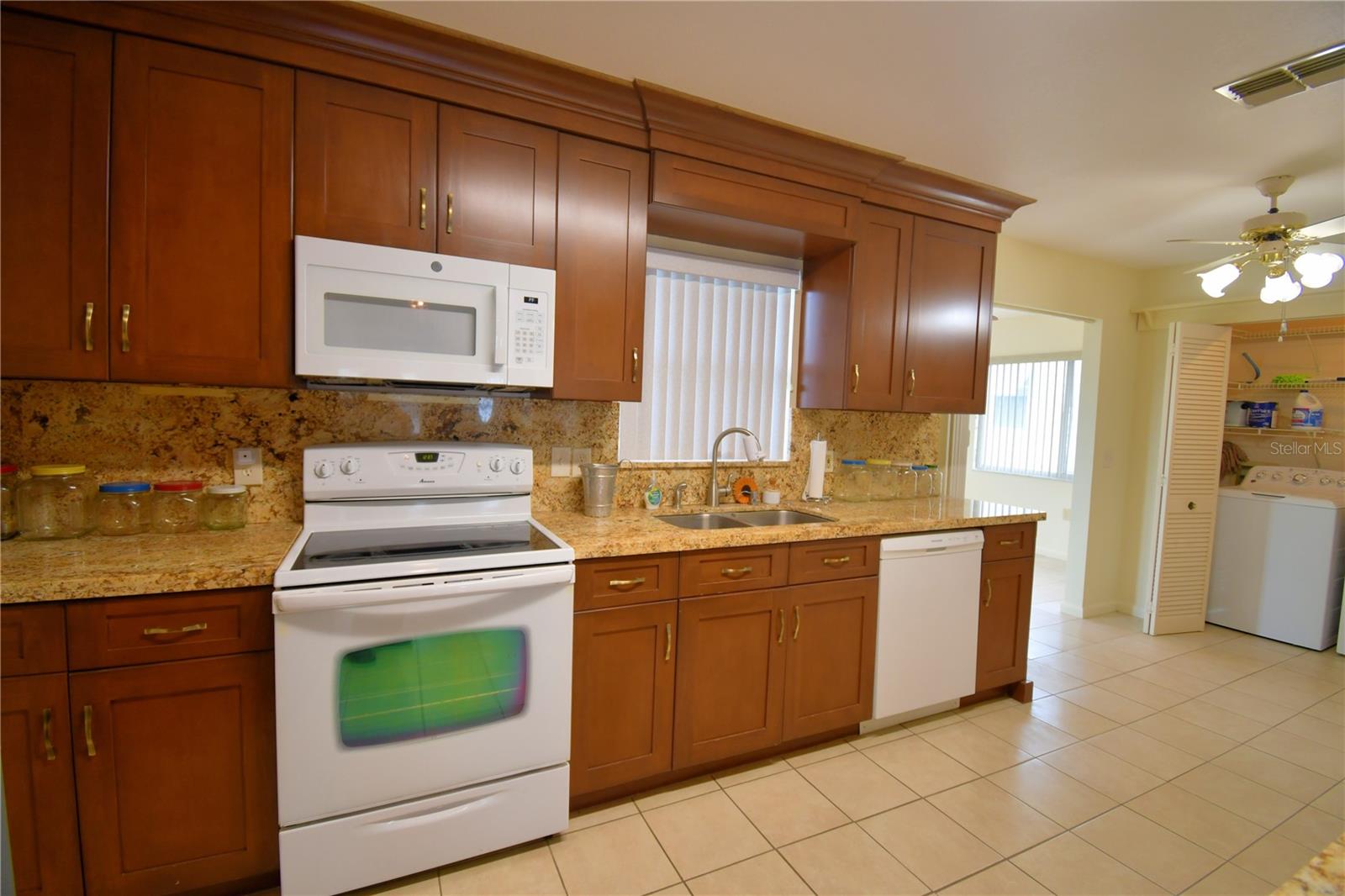 1690 Colonnades Cir N Property Photo 14
