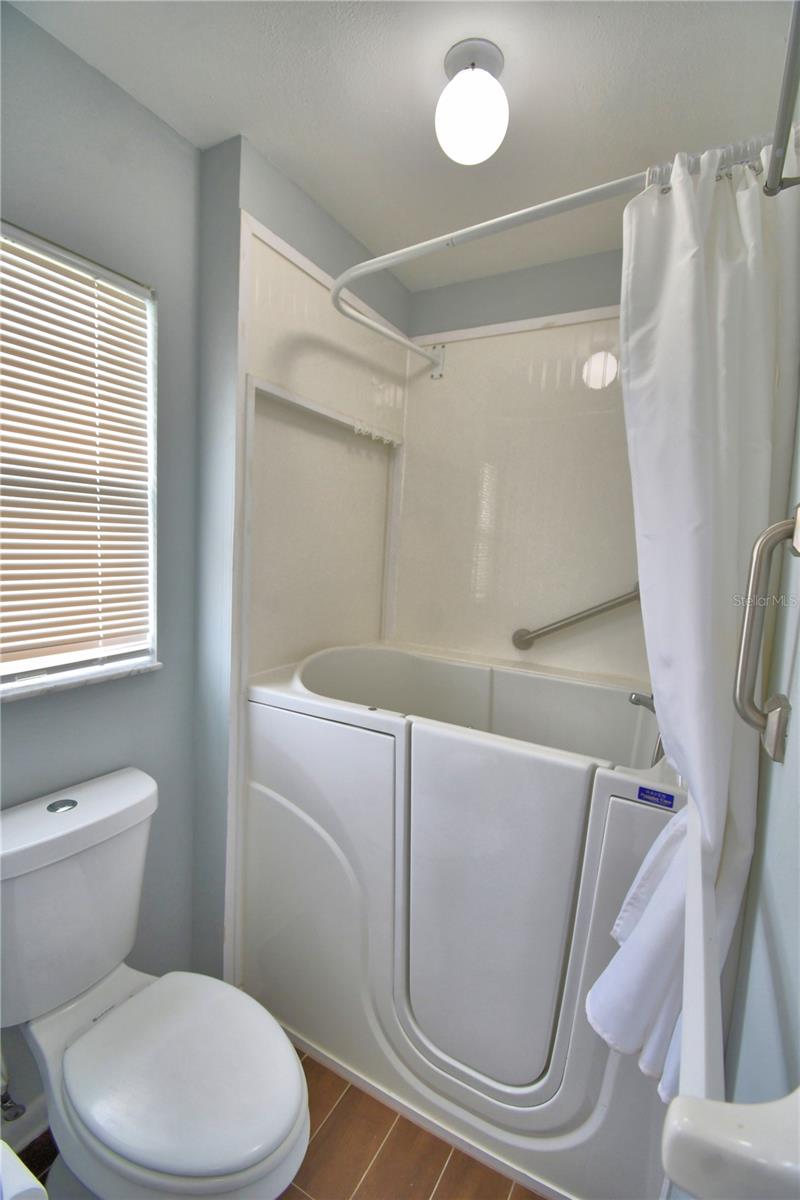 1690 Colonnades Cir N Property Photo 32