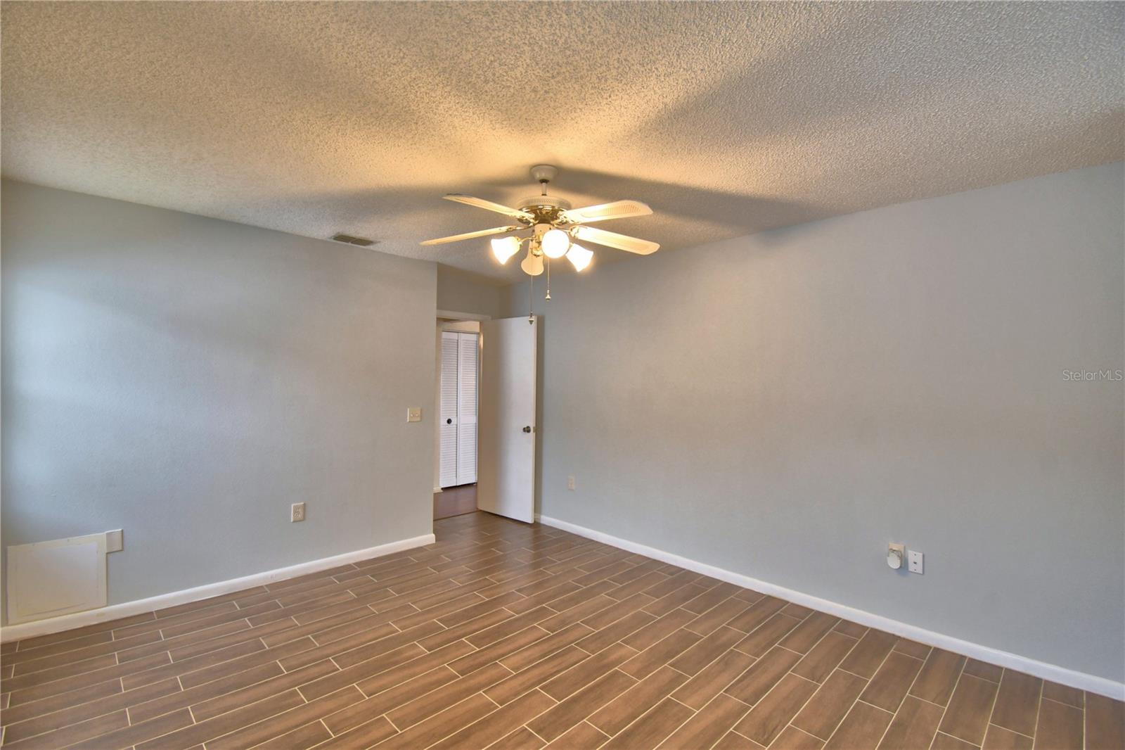 1690 Colonnades Cir N Property Photo 36