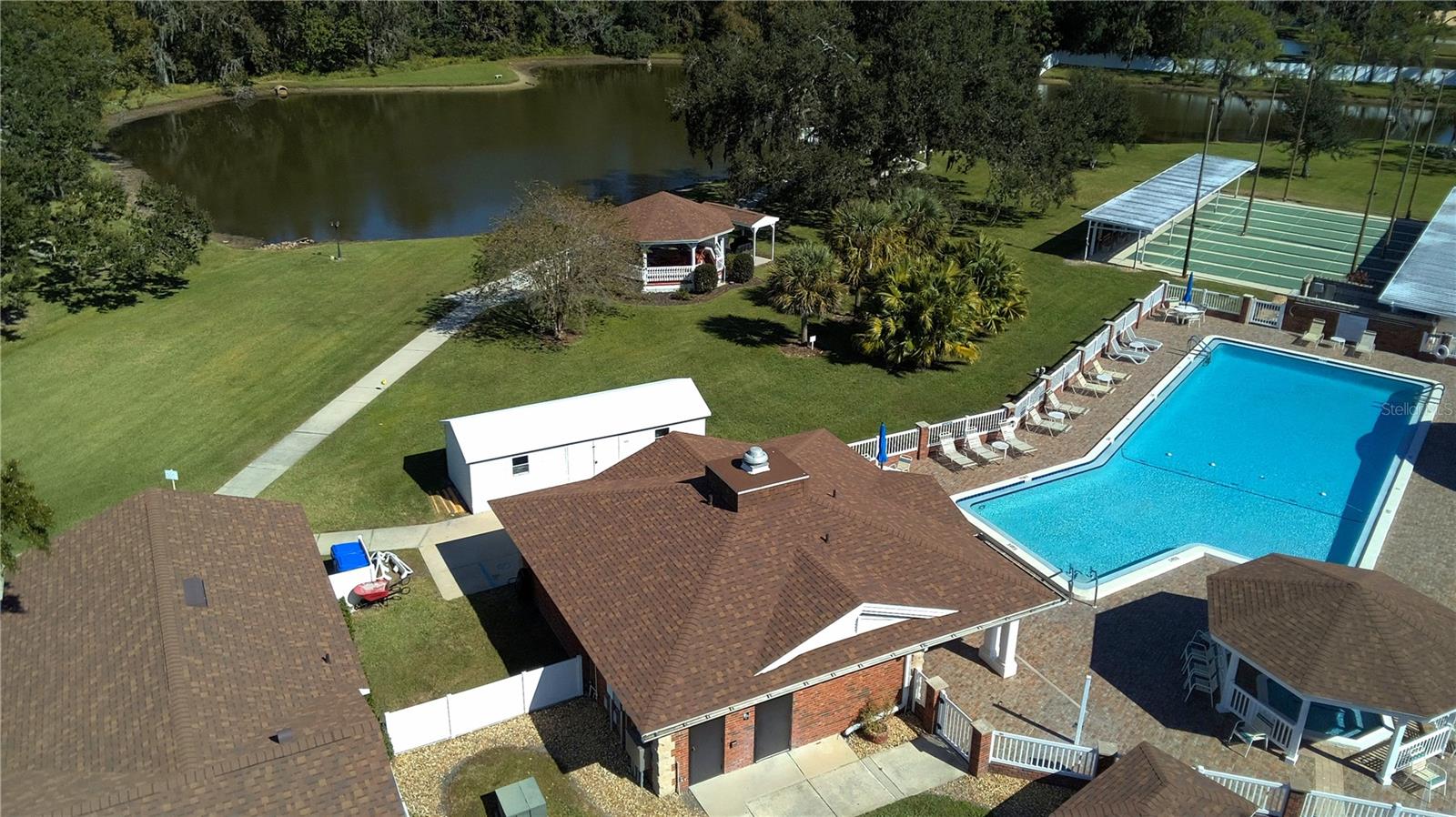 1690 Colonnades Cir N Property Photo 54