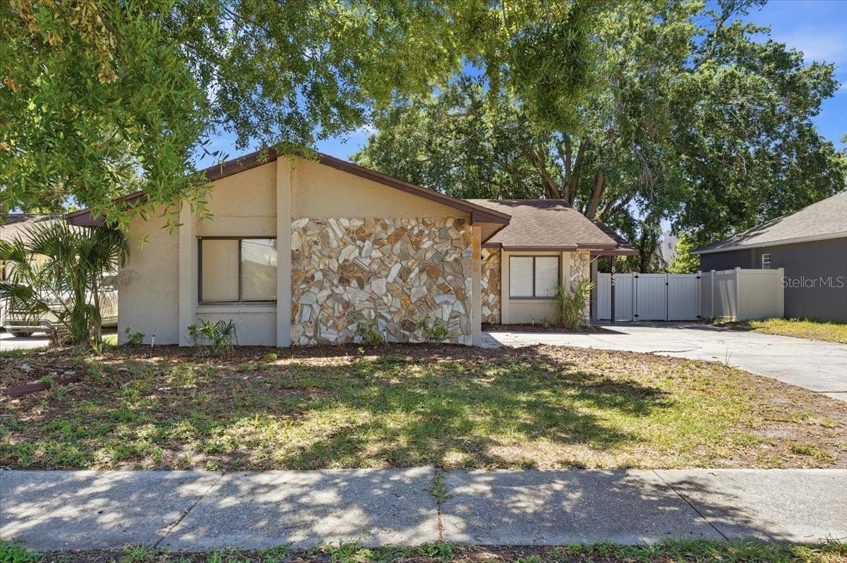 842 ROCKINGHAM RD Property Photo 1