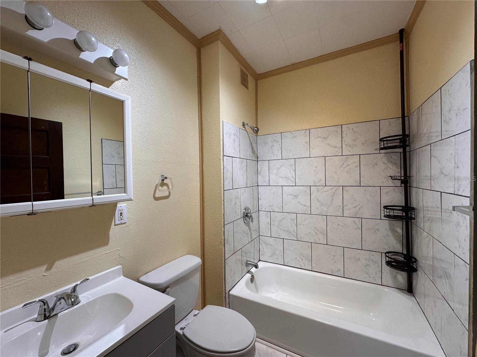 1025 E Main St Property Photo 17