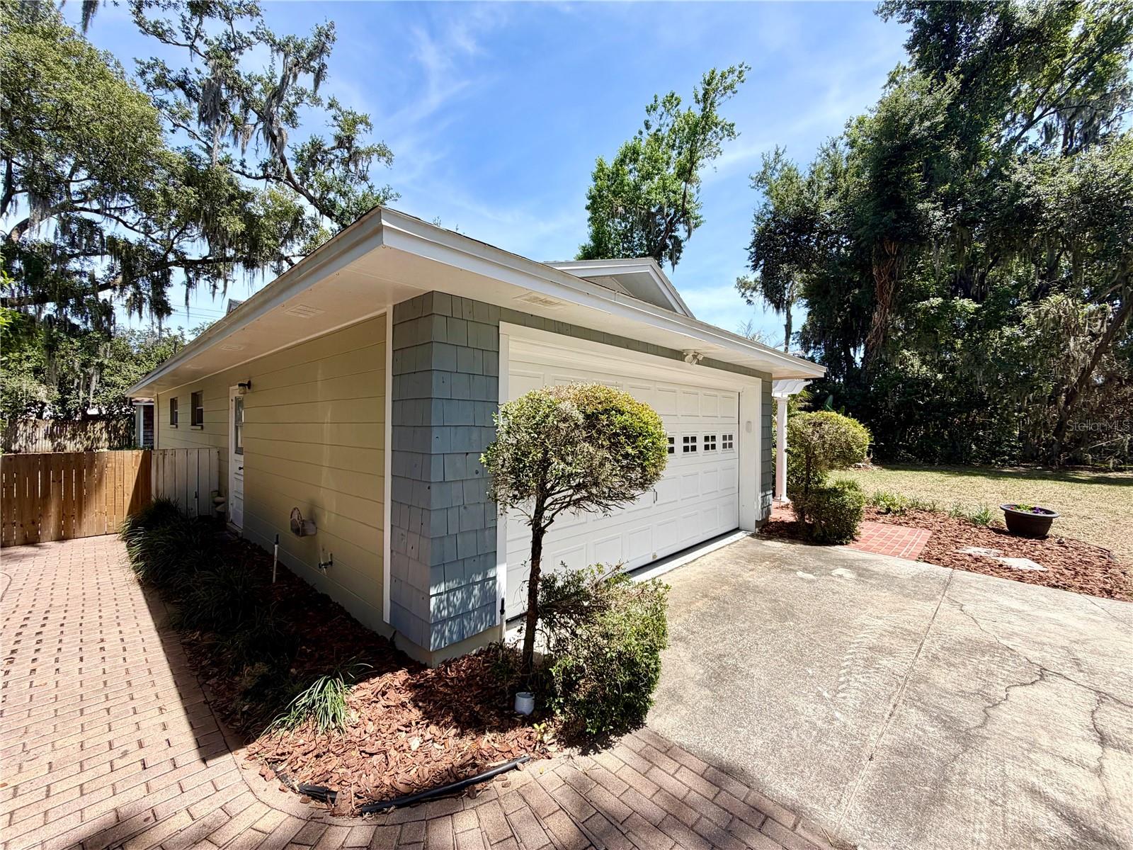6322 Oak Sq E Property Photo 6