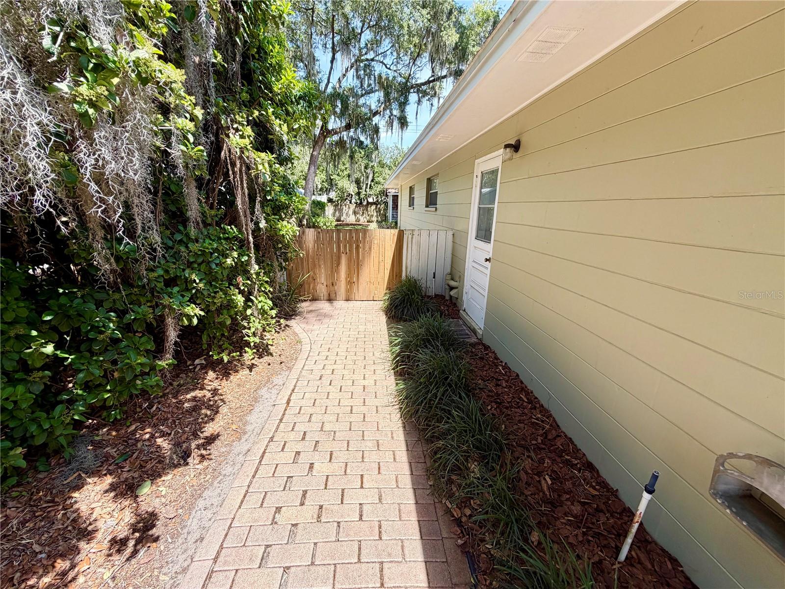 6322 Oak Sq E Property Photo 7