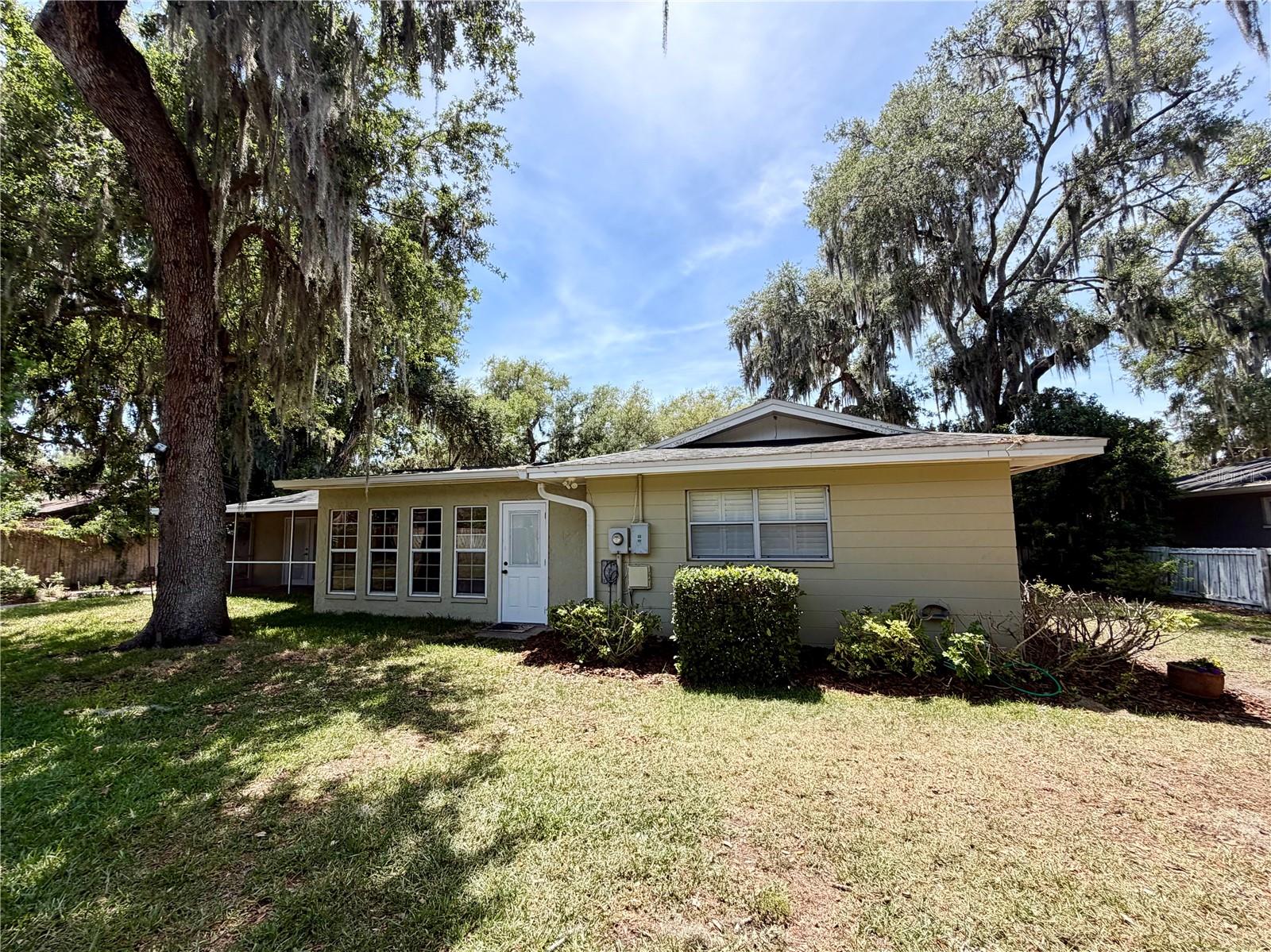 6322 Oak Sq E Property Photo 12