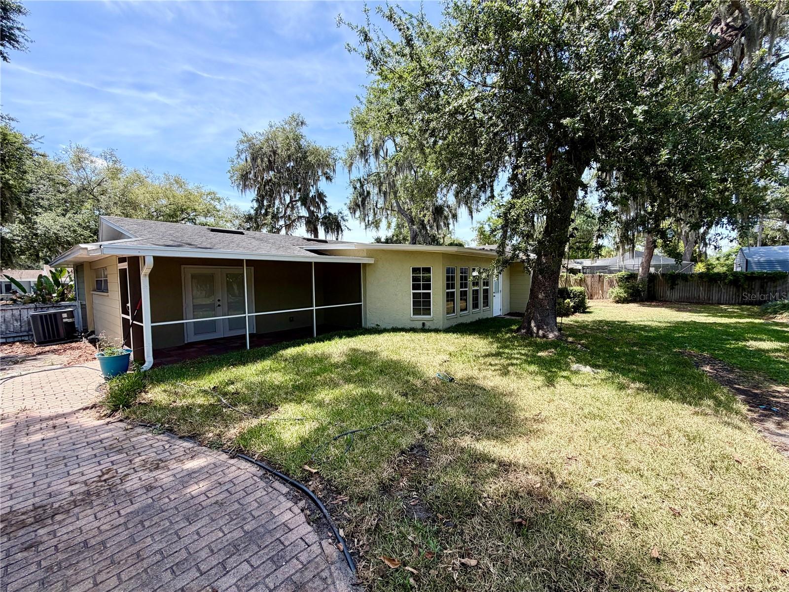 6322 Oak Sq E Property Photo 16
