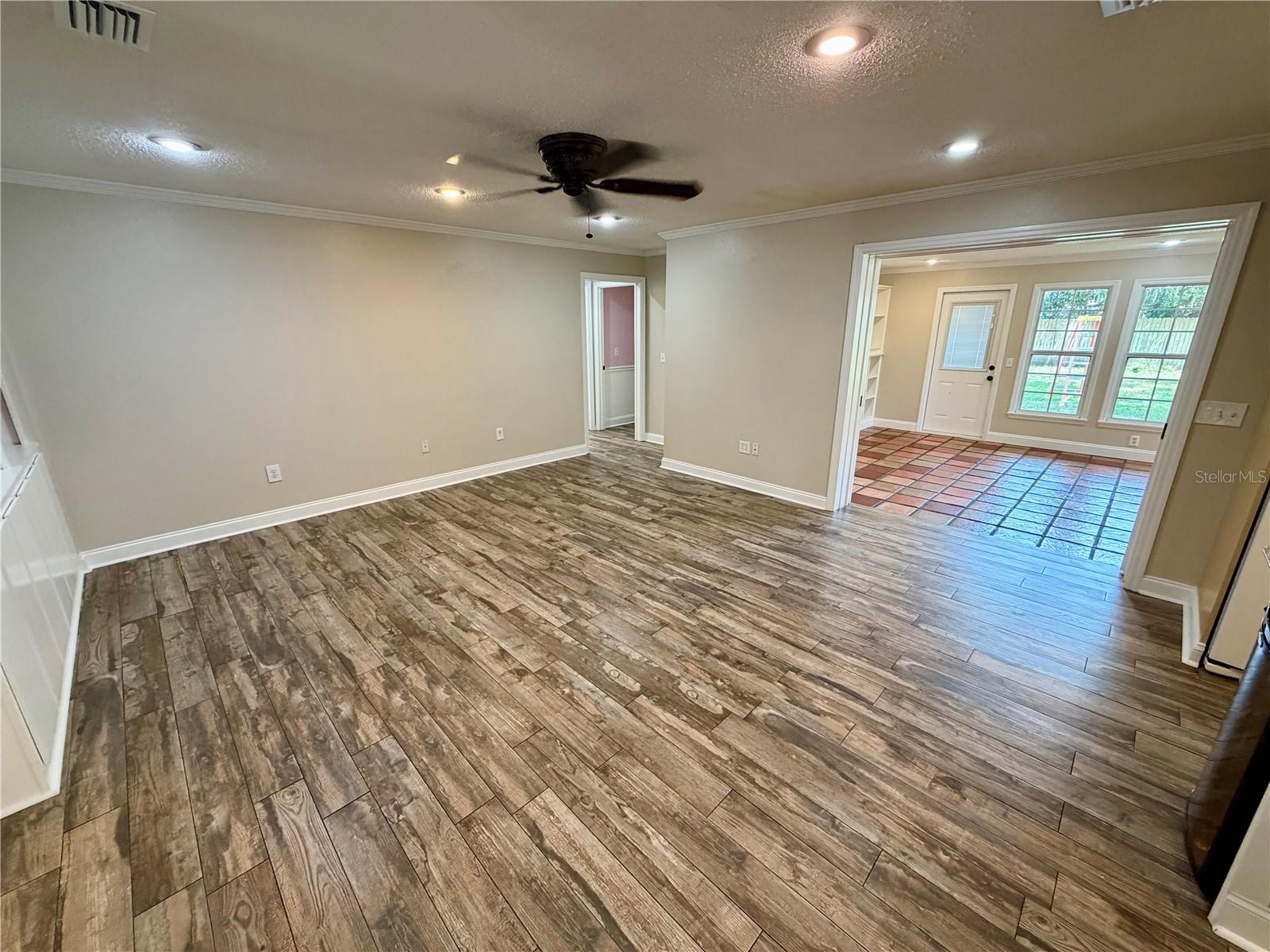 6322 Oak Sq E Property Photo 28