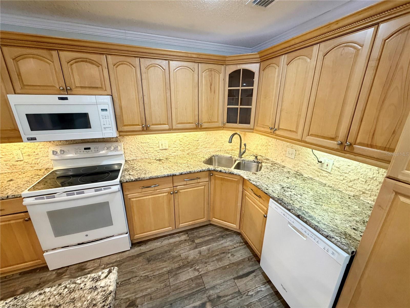 6322 Oak Sq E Property Photo 34
