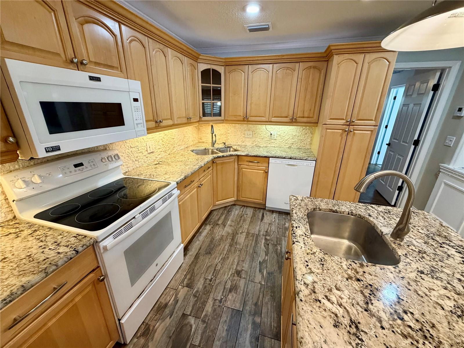6322 Oak Sq E Property Photo 37