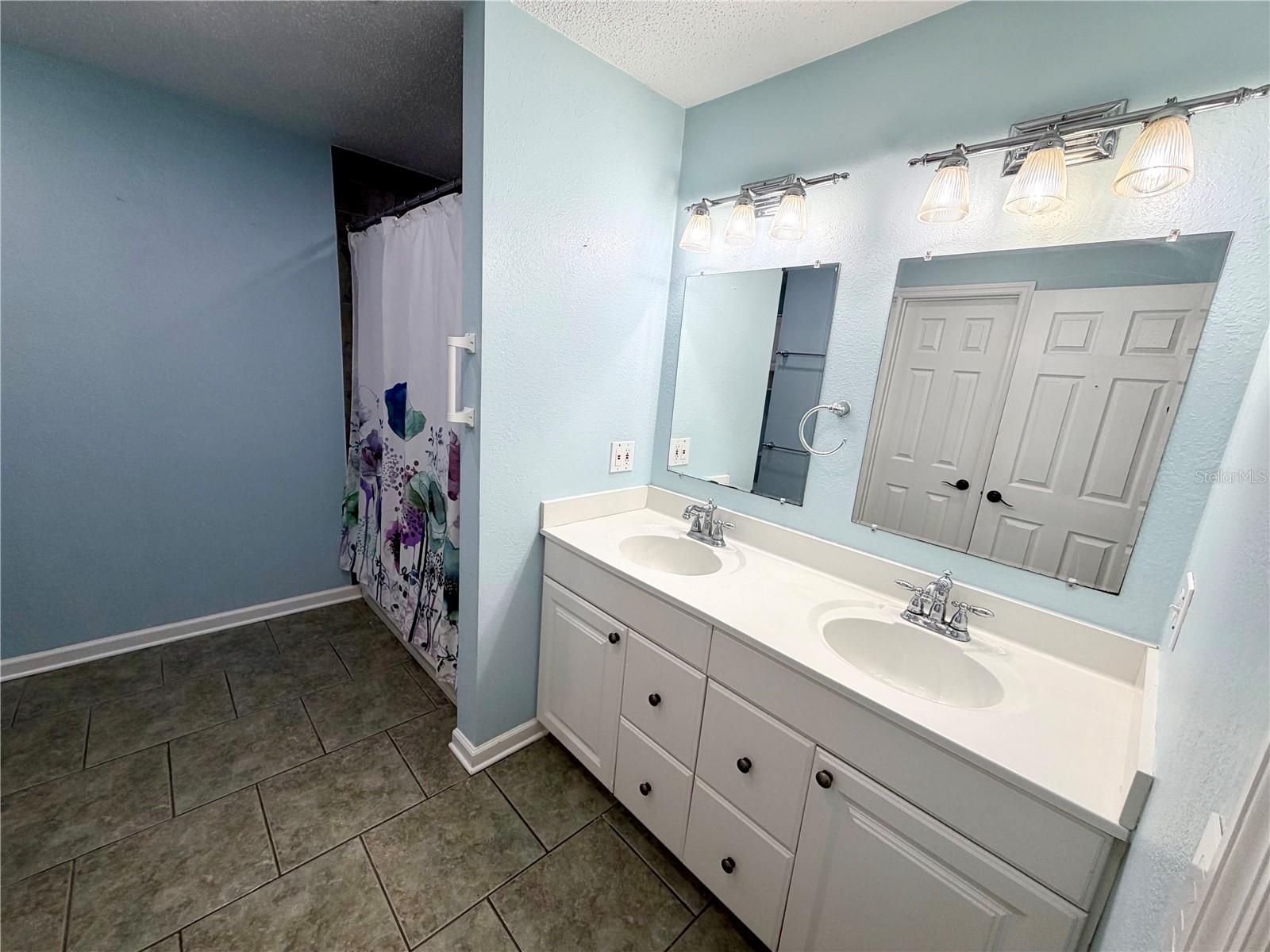 6322 Oak Sq E Property Photo 43
