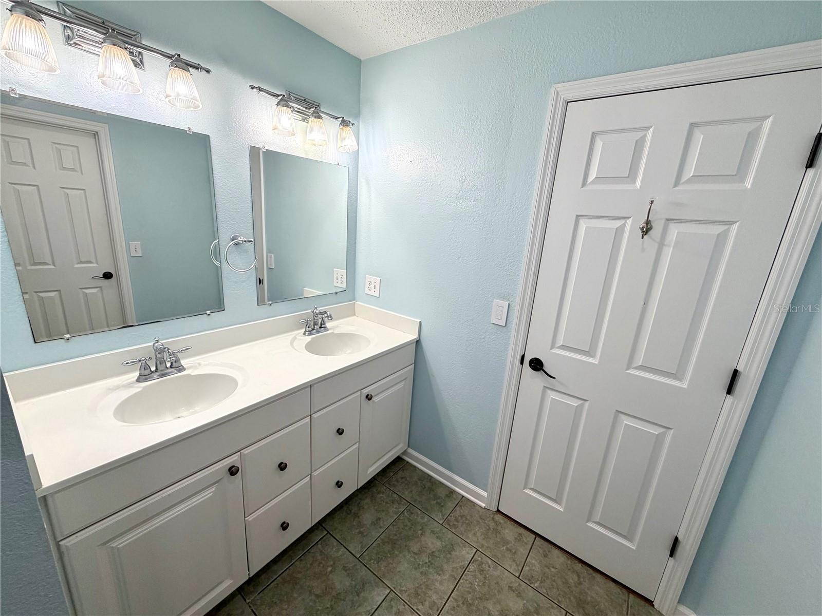 6322 Oak Sq E Property Photo 45