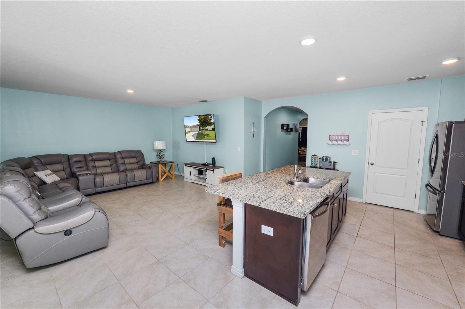 3136 Country Club Cir Property Photo 6