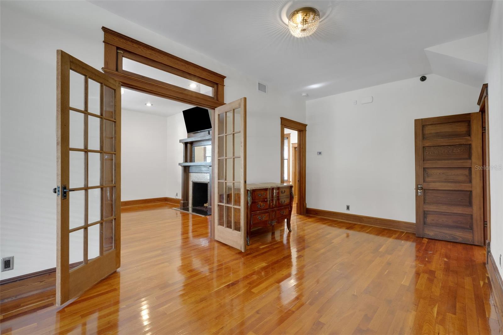 716 E Lime St Property Photo 3
