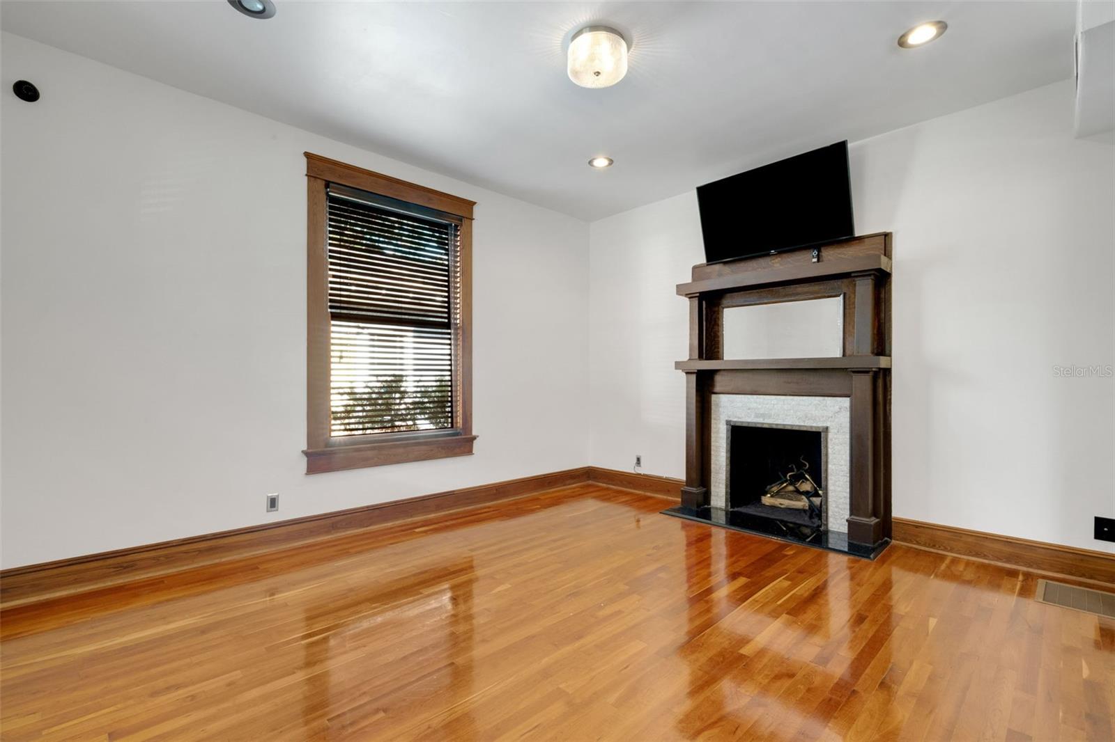 716 E Lime St Property Photo 4