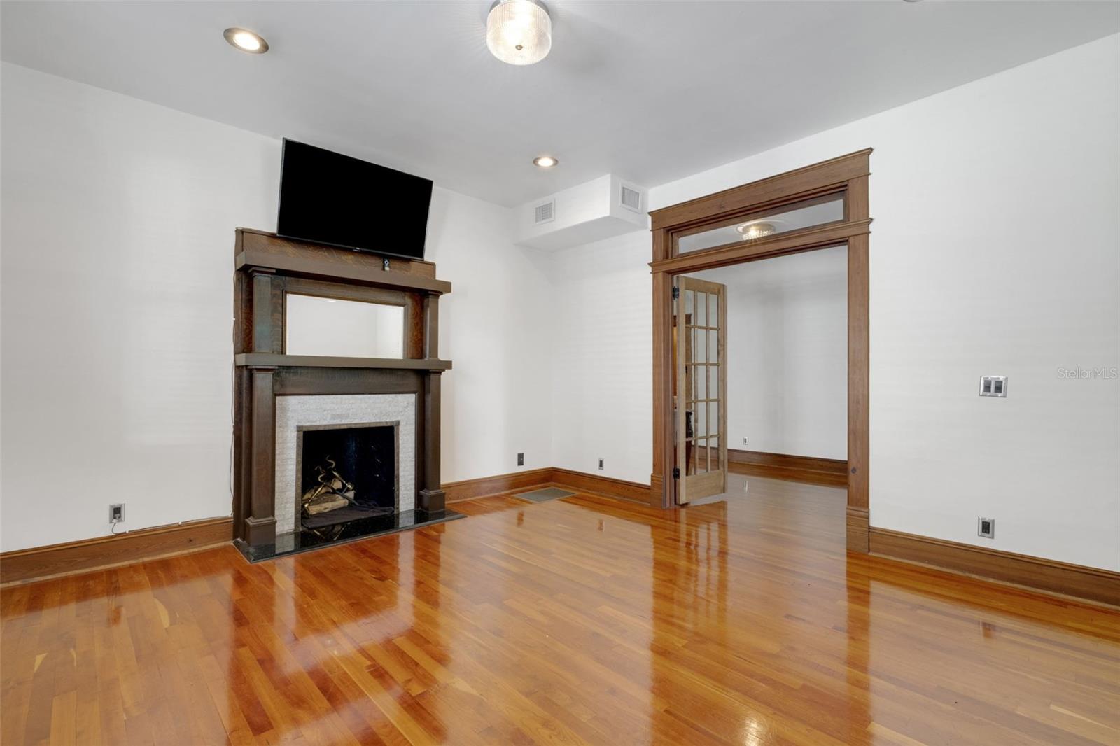 716 E Lime St Property Photo 5
