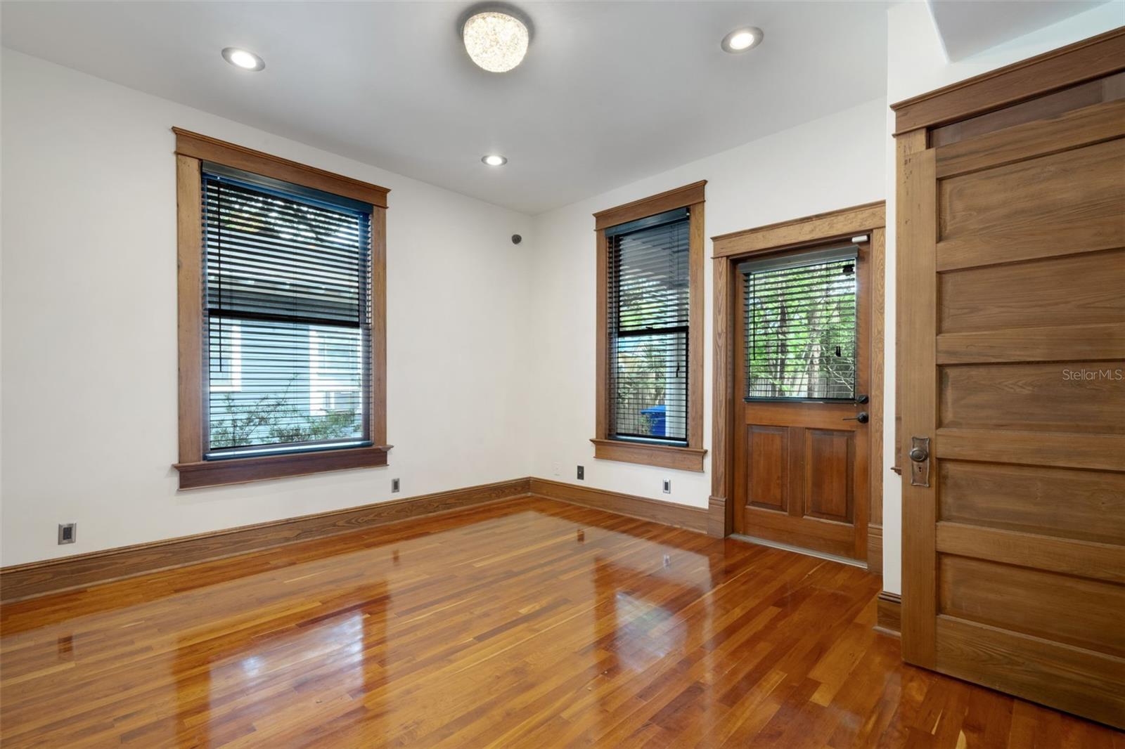 716 E Lime St Property Photo 6
