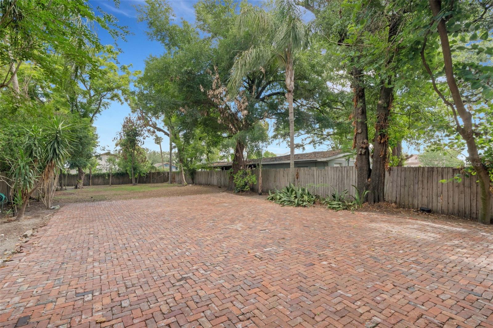 716 E Lime St Property Photo 28