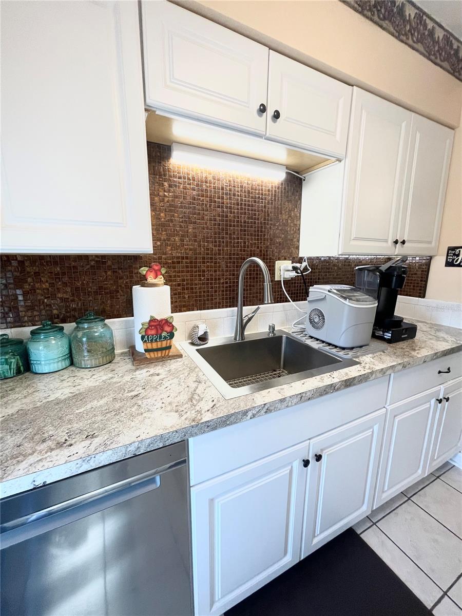 1600 W Lake Parker Dr #b4 Property Photo 8