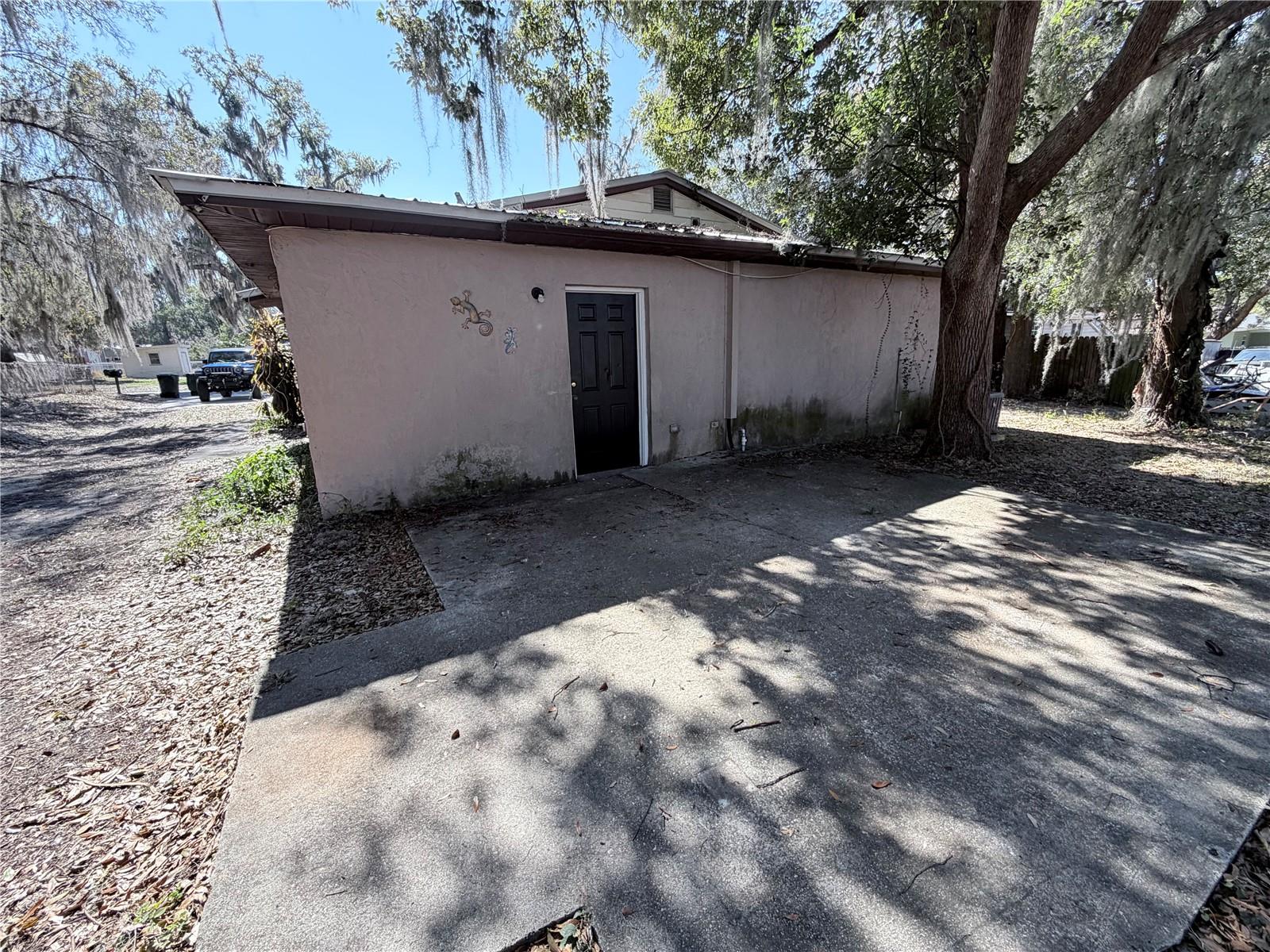 670 Garden St Property Photo 3