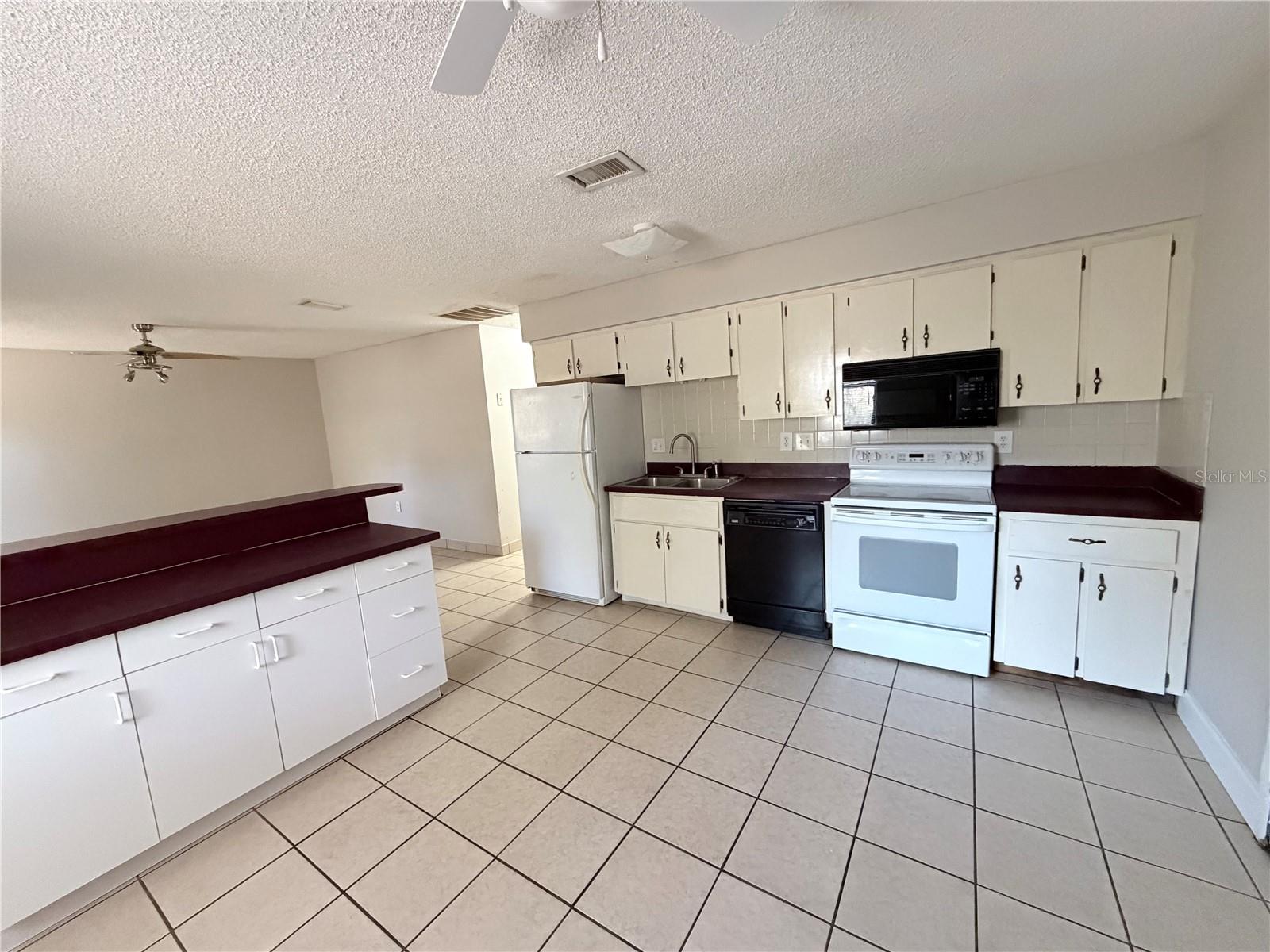 670 Garden St Property Photo 9