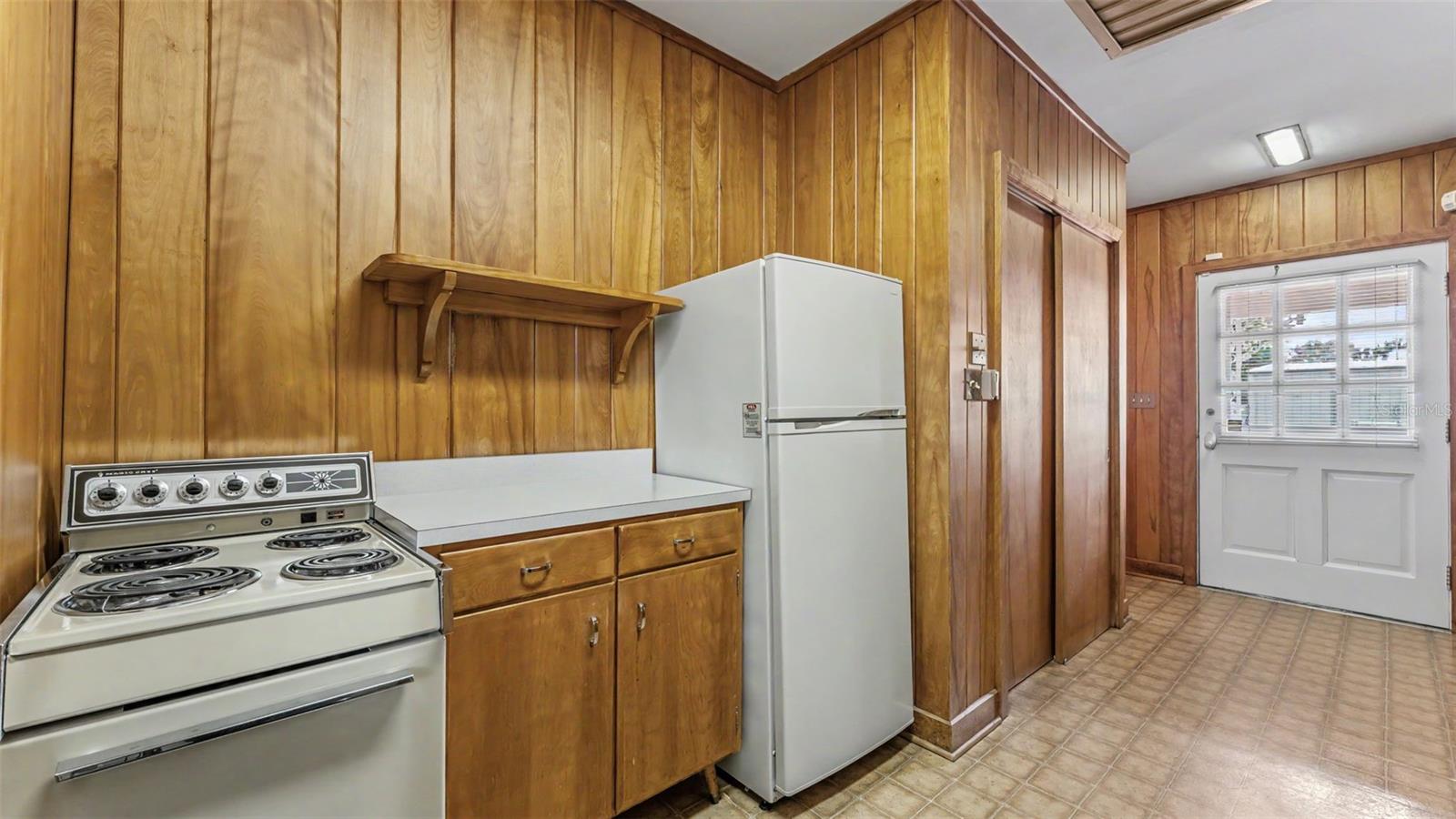 510 E Parker St Property Photo 9