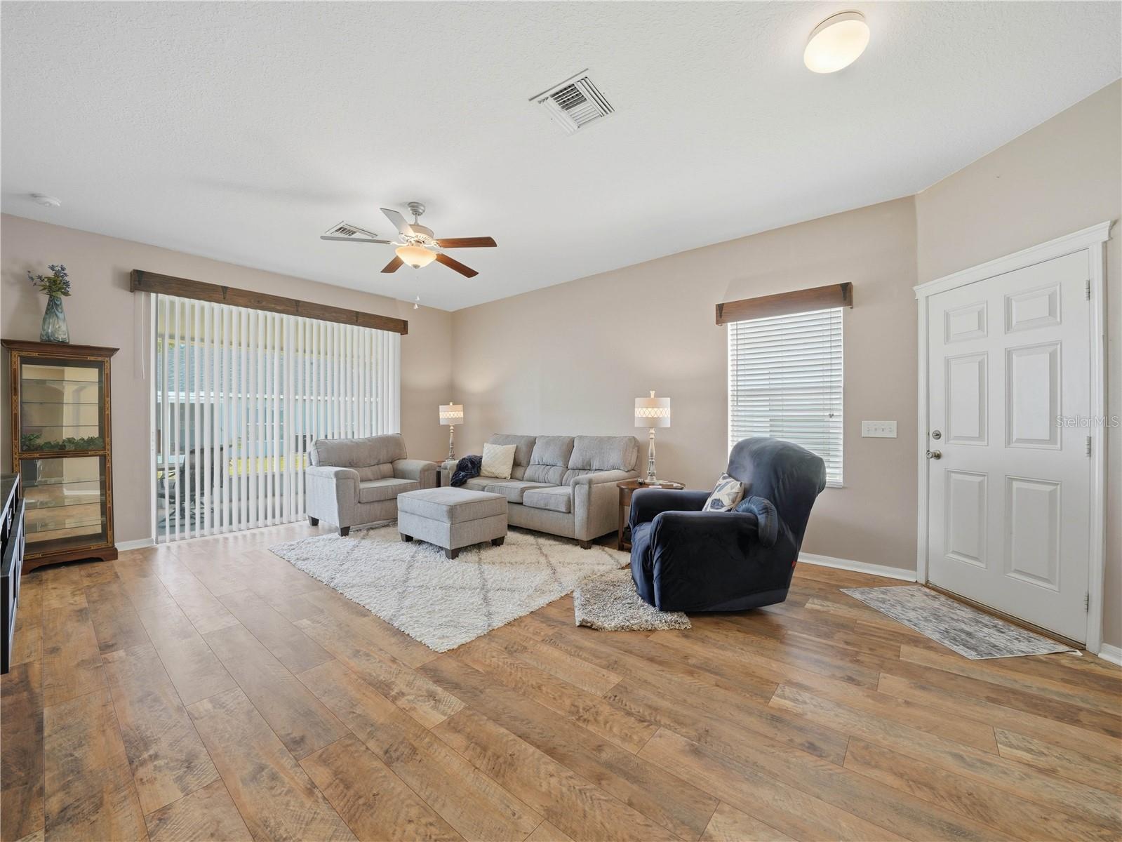 6936 Surrey Oak Dr Property Photo 4