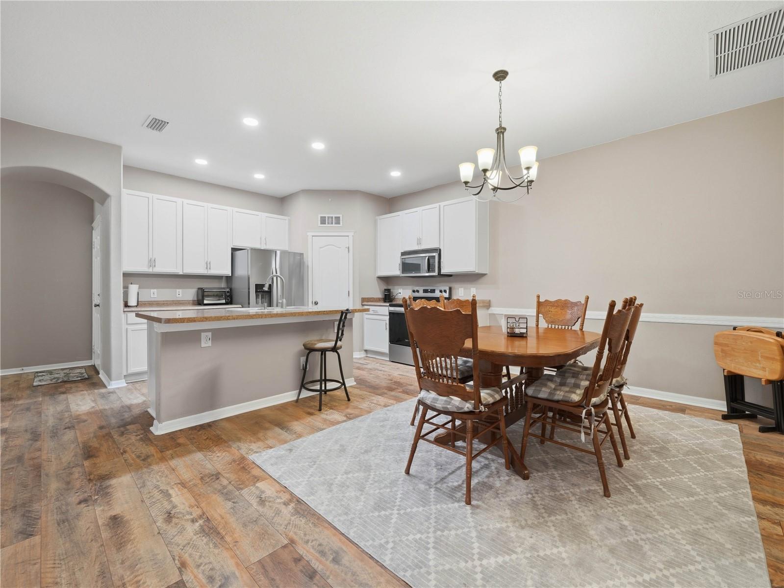 6936 Surrey Oak Dr Property Photo 5