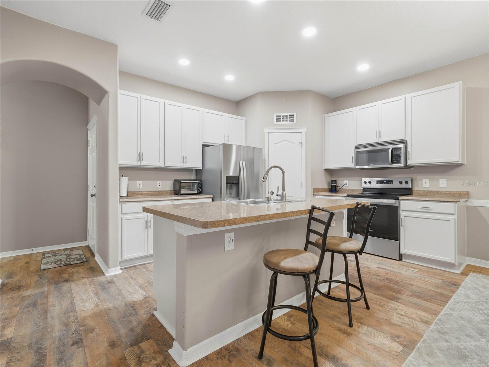 6936 Surrey Oak Dr Property Photo 6