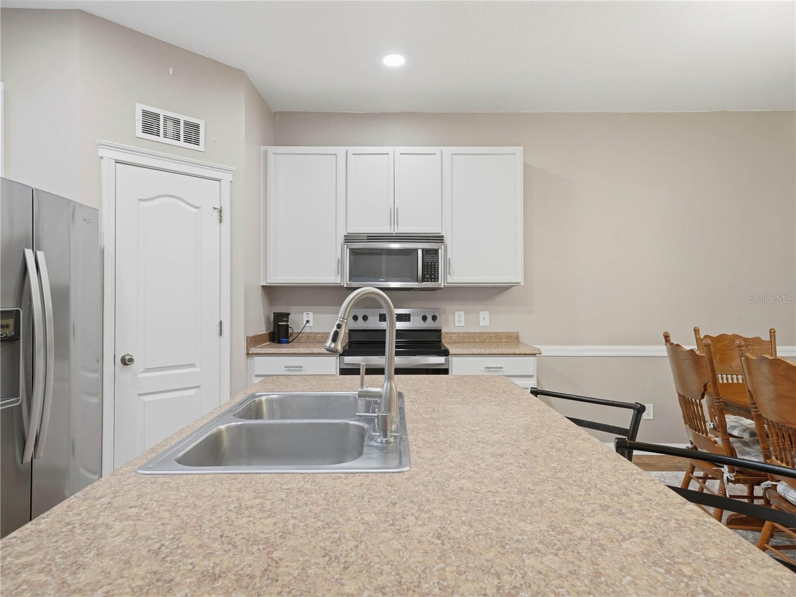 6936 Surrey Oak Dr Property Photo 8