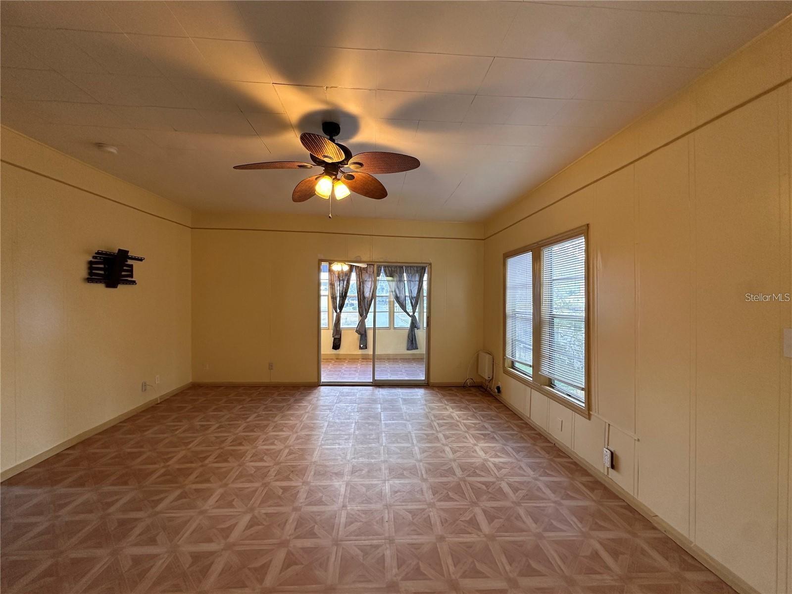 1025 E Main St Property Photo 5