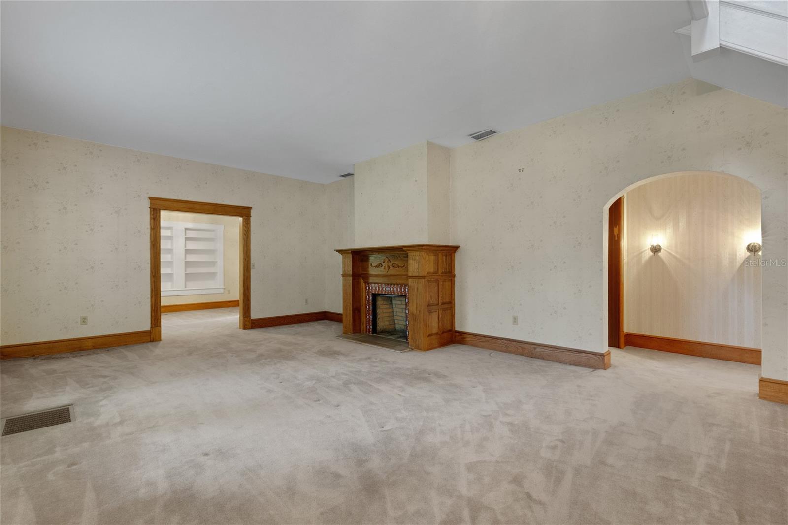 820 S Oak Ave Property Photo 5