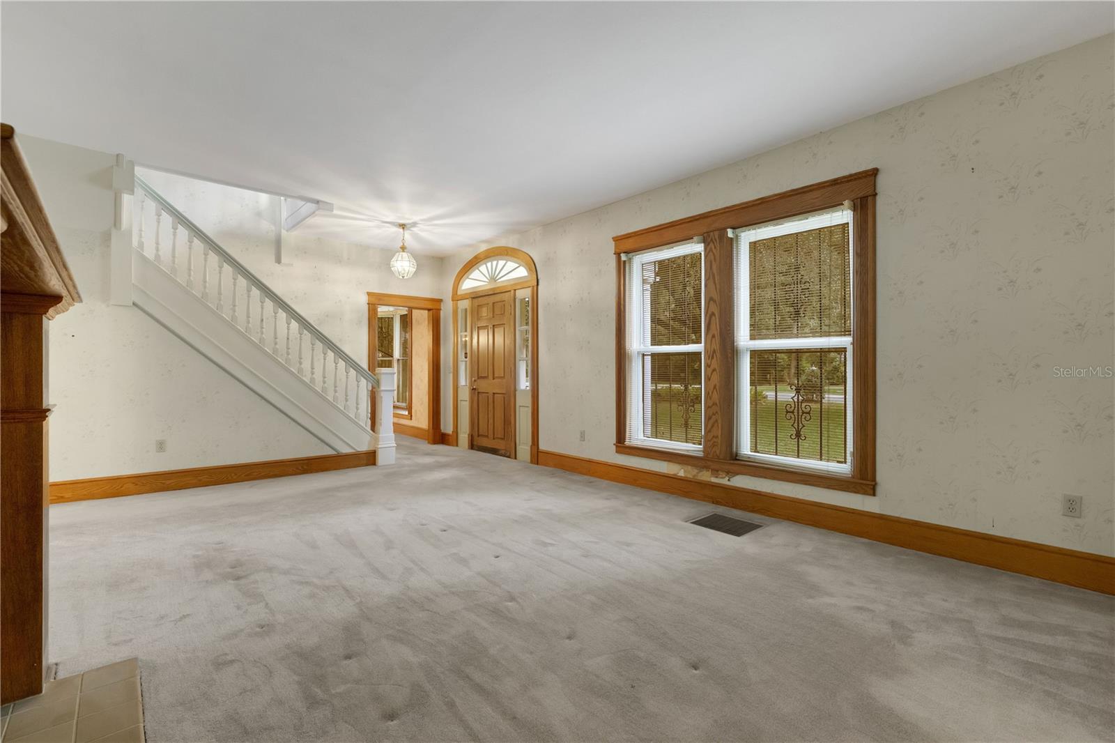 820 S Oak Ave Property Photo 6