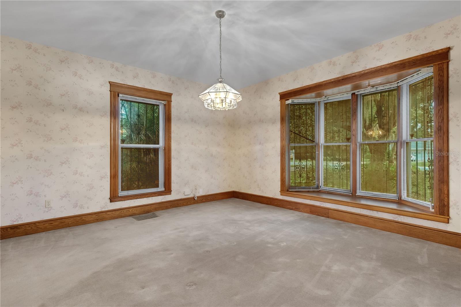 820 S Oak Ave Property Photo 8