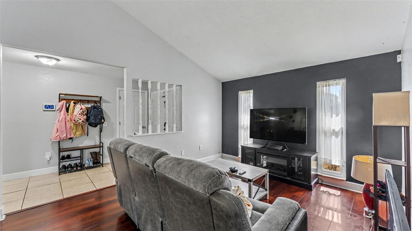 5060 Starling Dr Property Photo 3