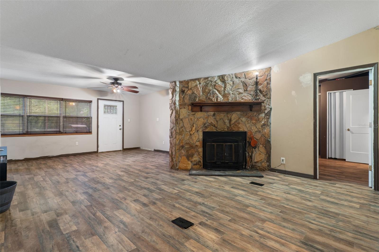 12042 Kamback Dr Property Photo 6
