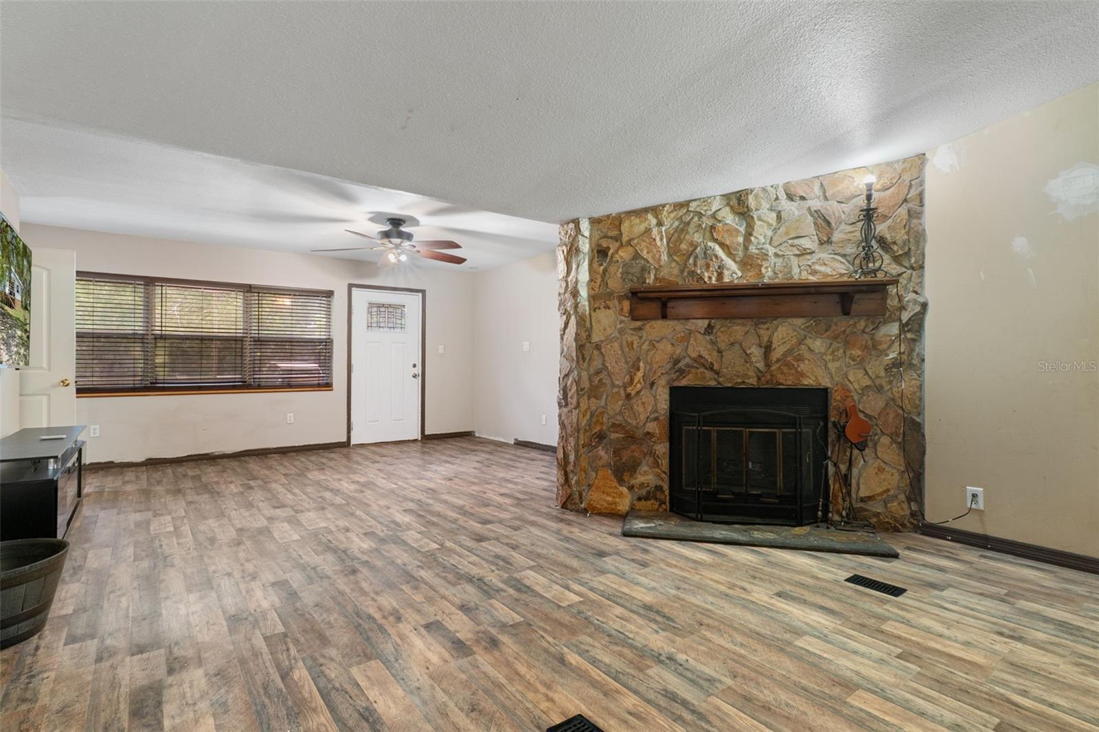 12042 Kamback Dr Property Photo 7