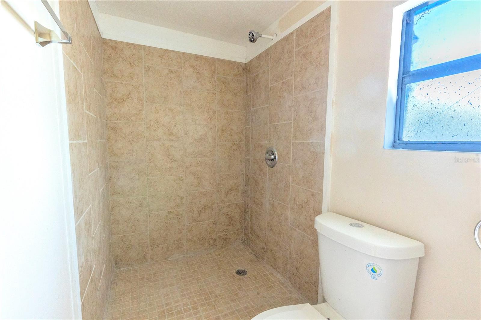 628 Peterson St Property Photo 7