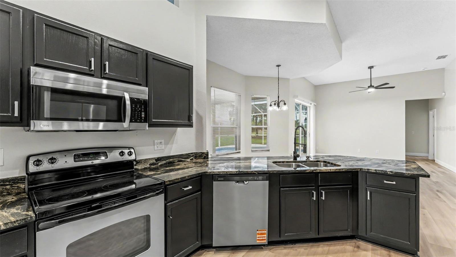 1612 Forest Hills Ln Property Photo 8