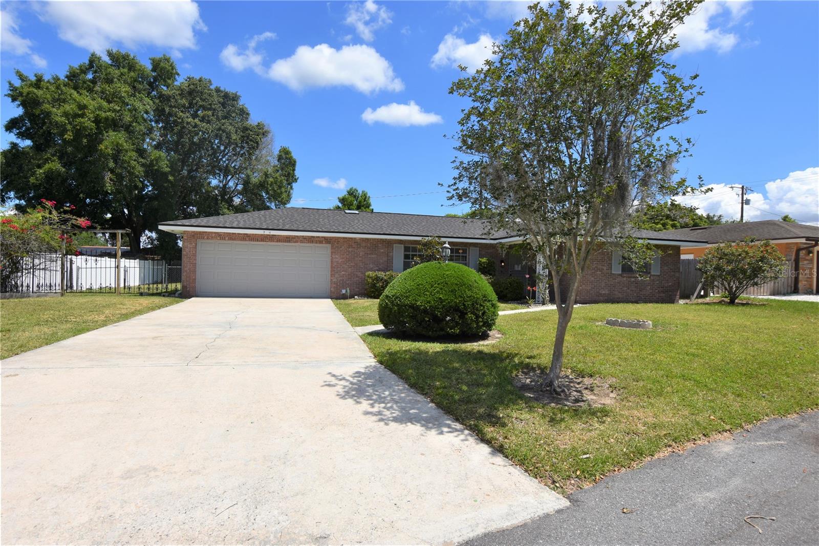 204 Chaucer Ln Property Photo 1