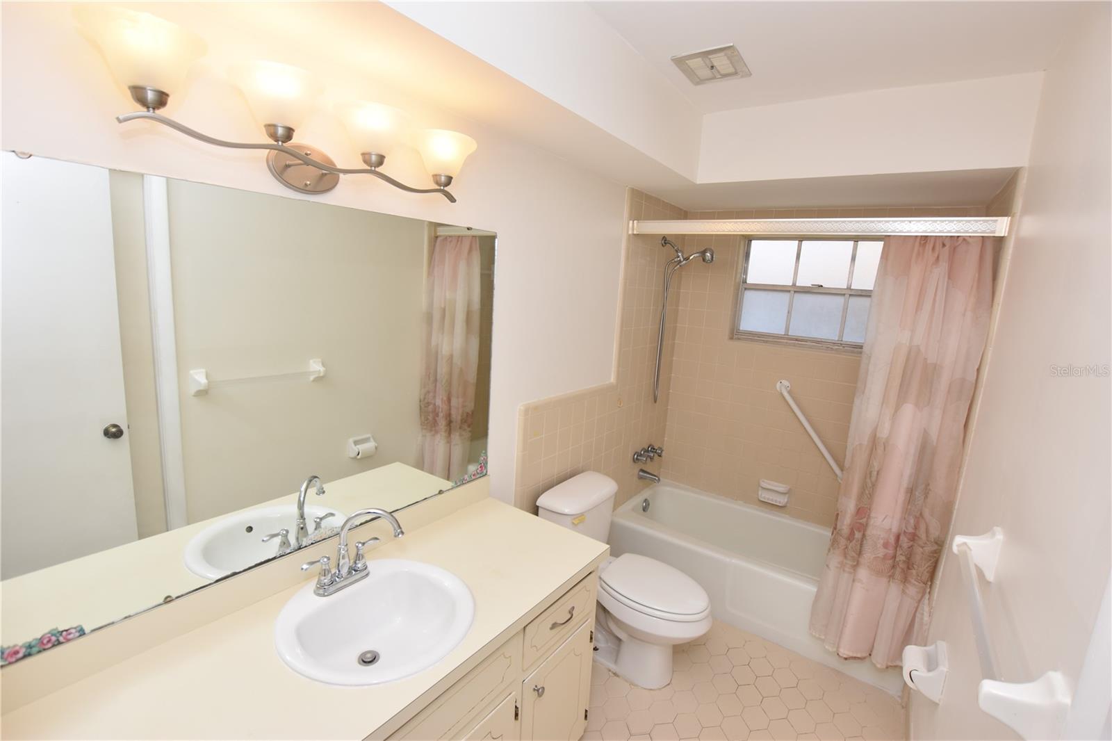 204 Chaucer Ln Property Photo 13