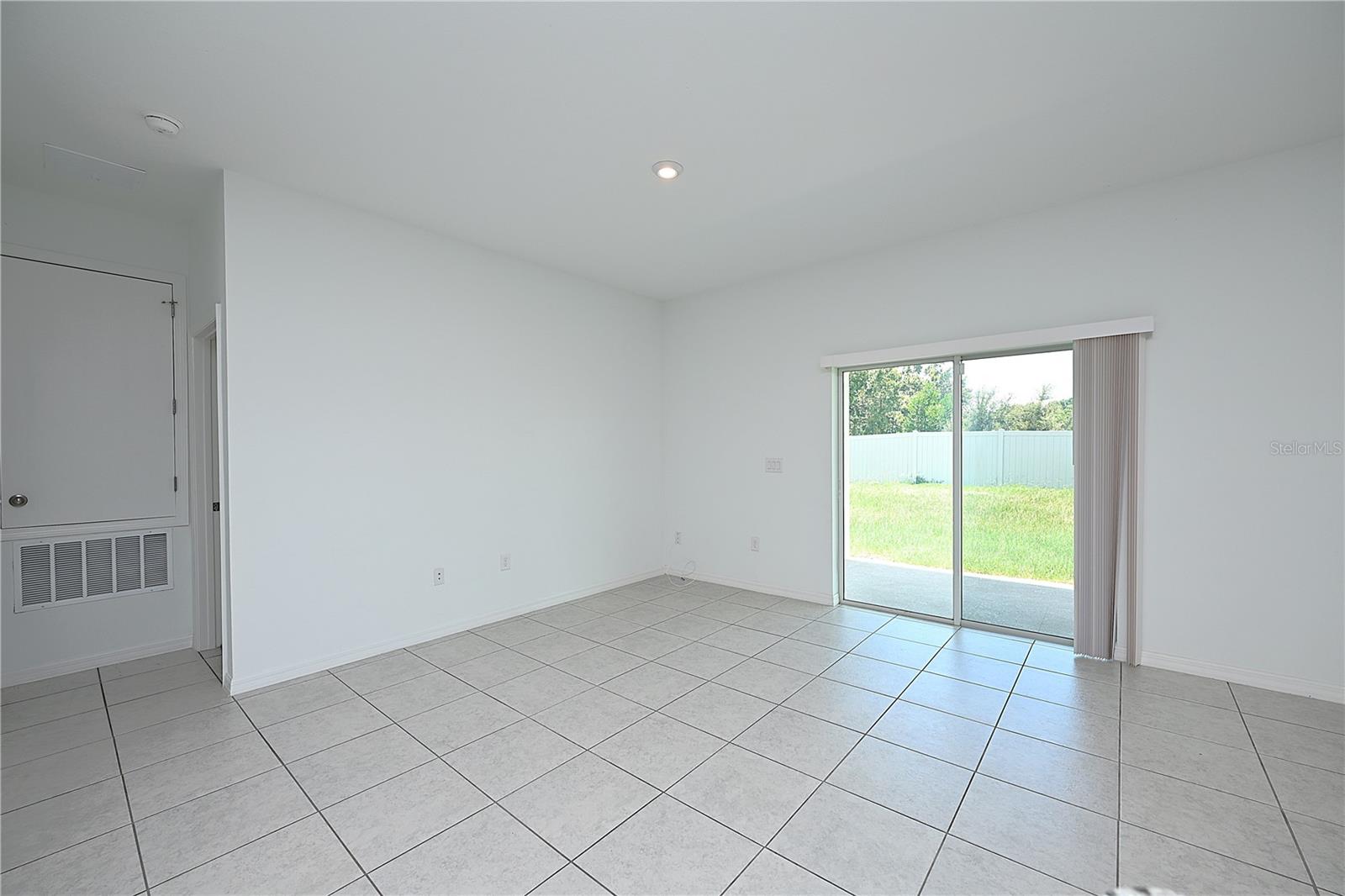 685 Crown Rose Dr Property Photo 11