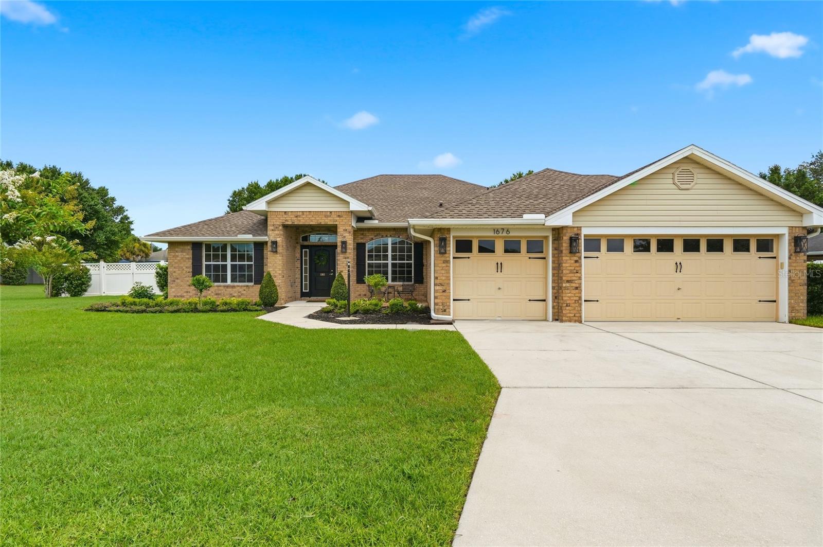 1676 DOVES VIEW CIR