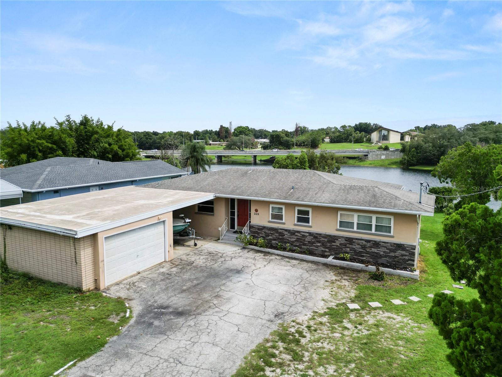 228 W Lake Ina Dr Property Photo 2