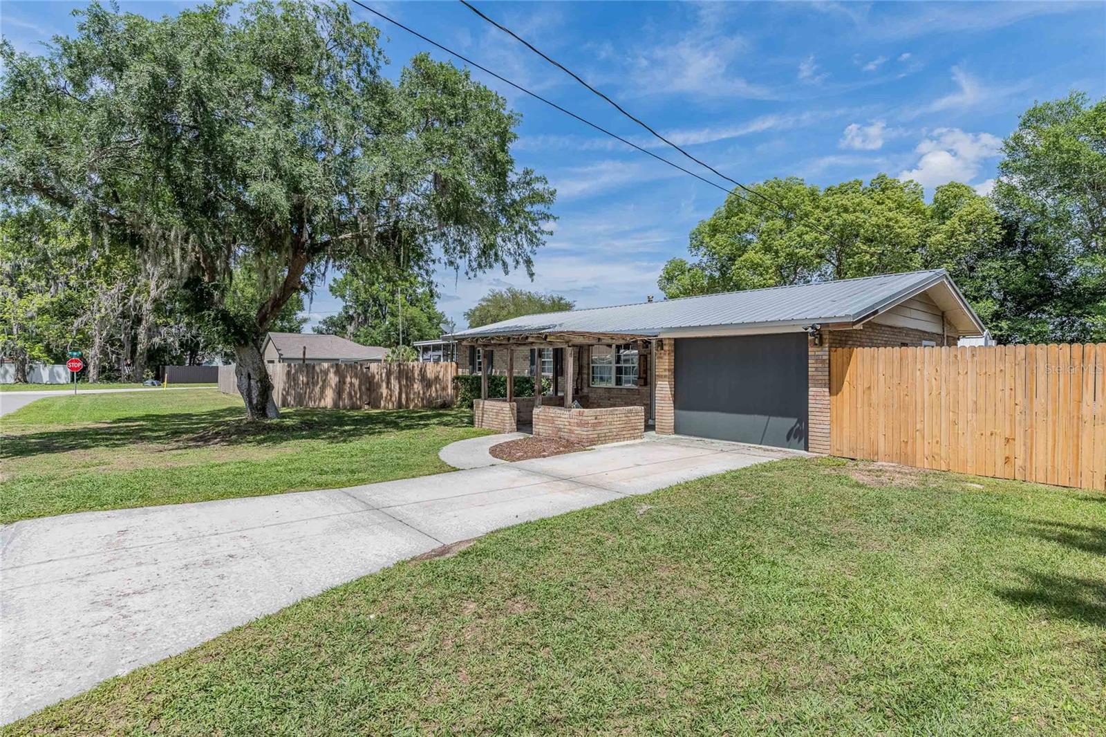 218 MAPLE LN