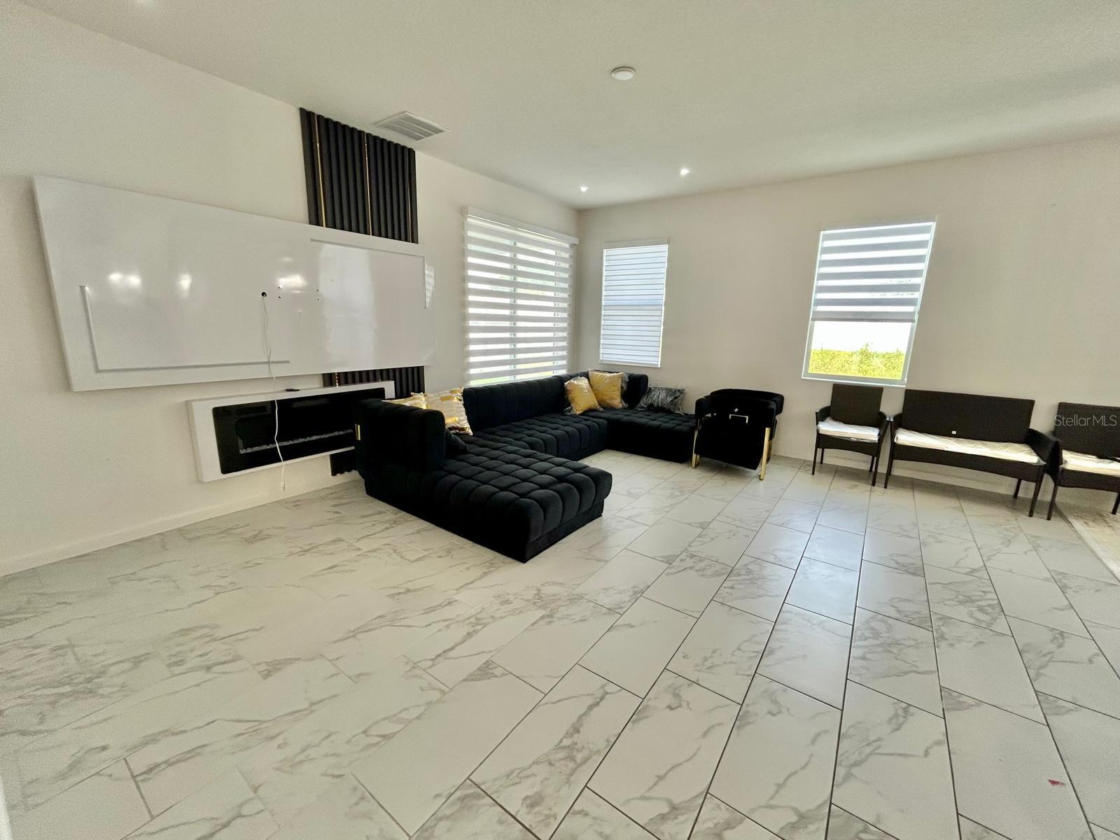 1229 Hendon Loop Property Photo 10
