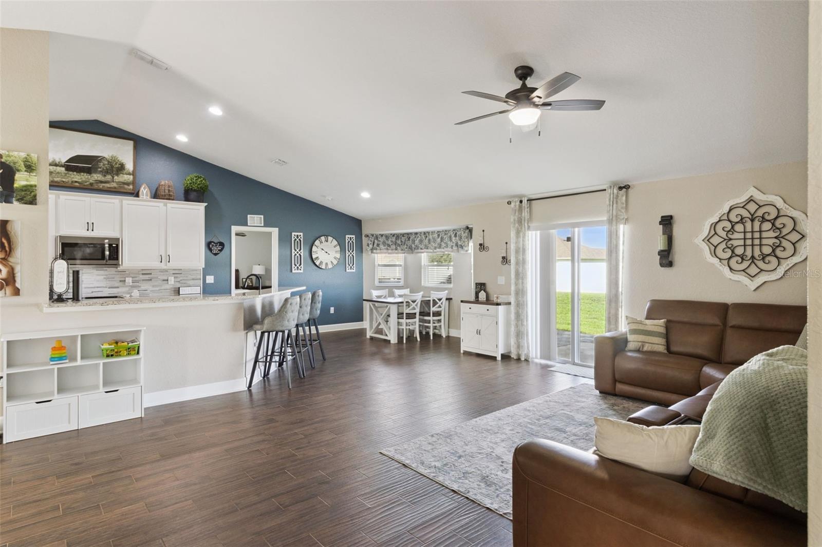 925 Lochland Loop Property Photo 4