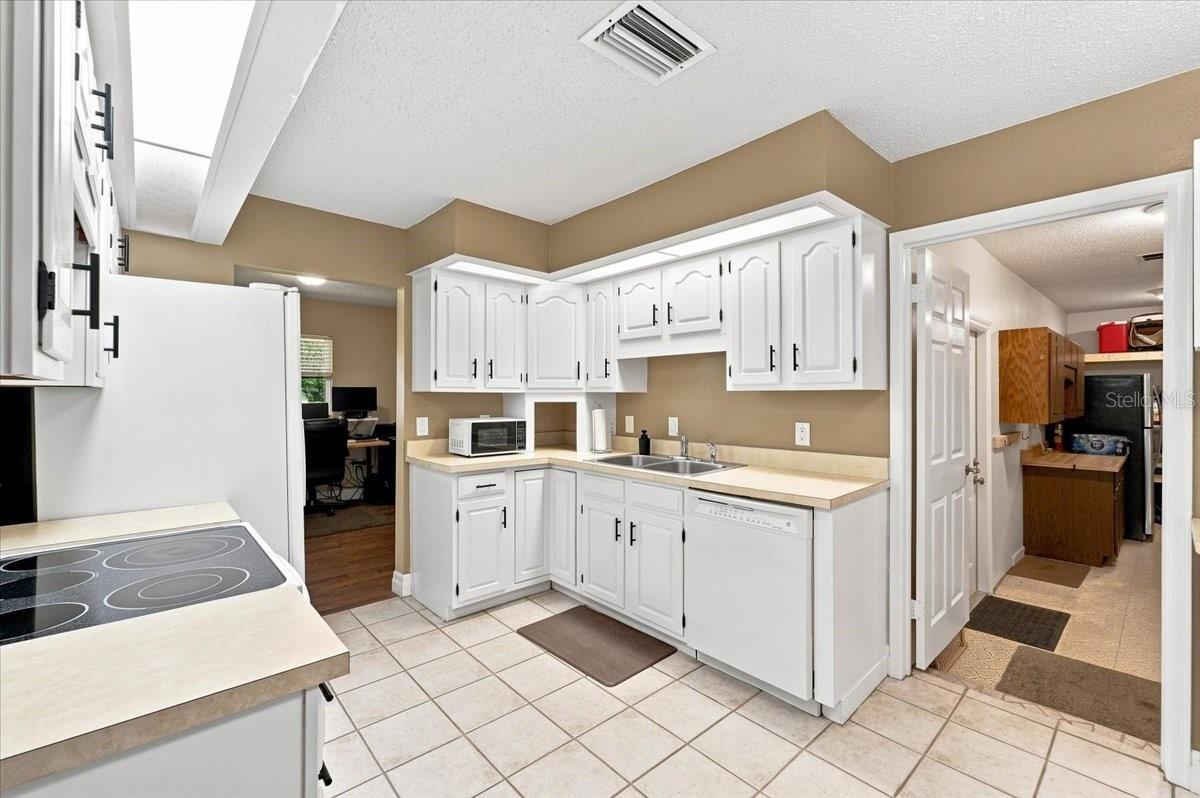 2021 Charnes Dr Property Photo 28