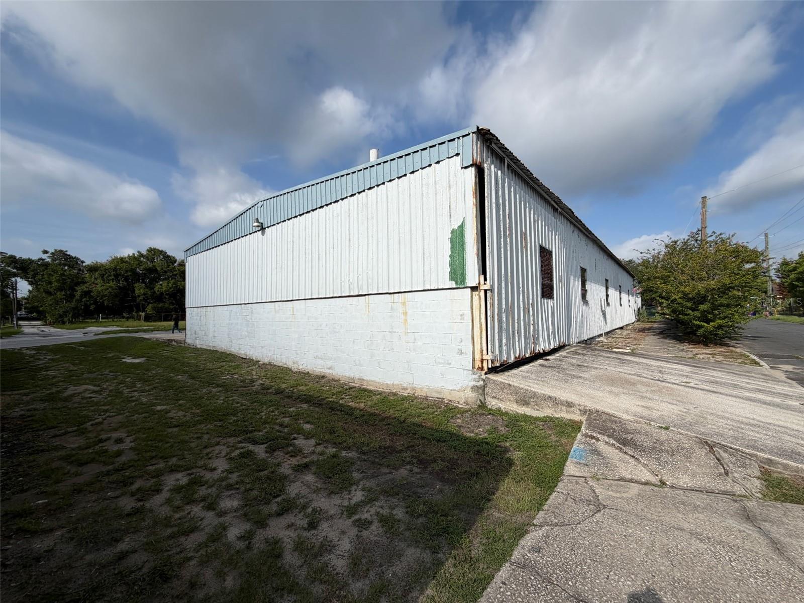 111 W Parker St Property Photo 4