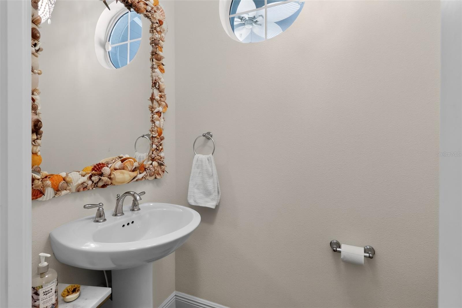 652 Kenneth Way Property Photo 11
