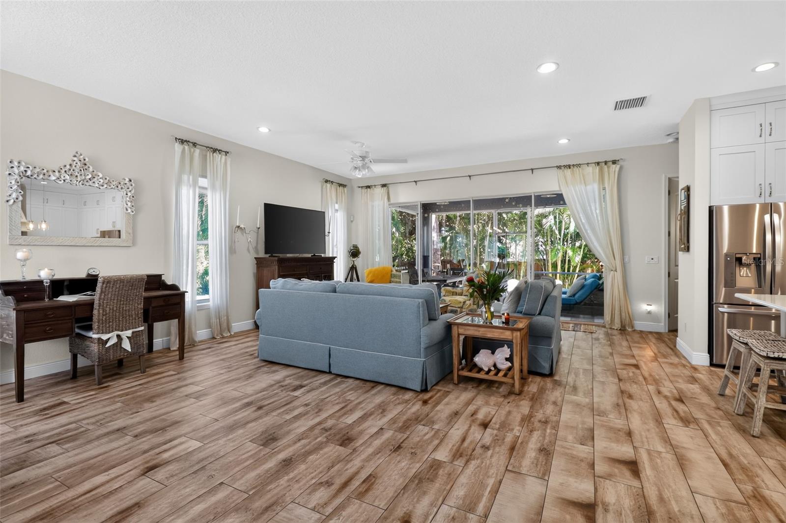 652 Kenneth Way Property Photo 12